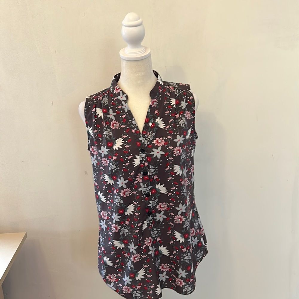 Cabi sleeveless dark gray floral front button blouse Size XS
